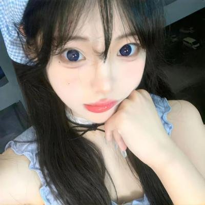 坐在酒吧里吃蛋糕